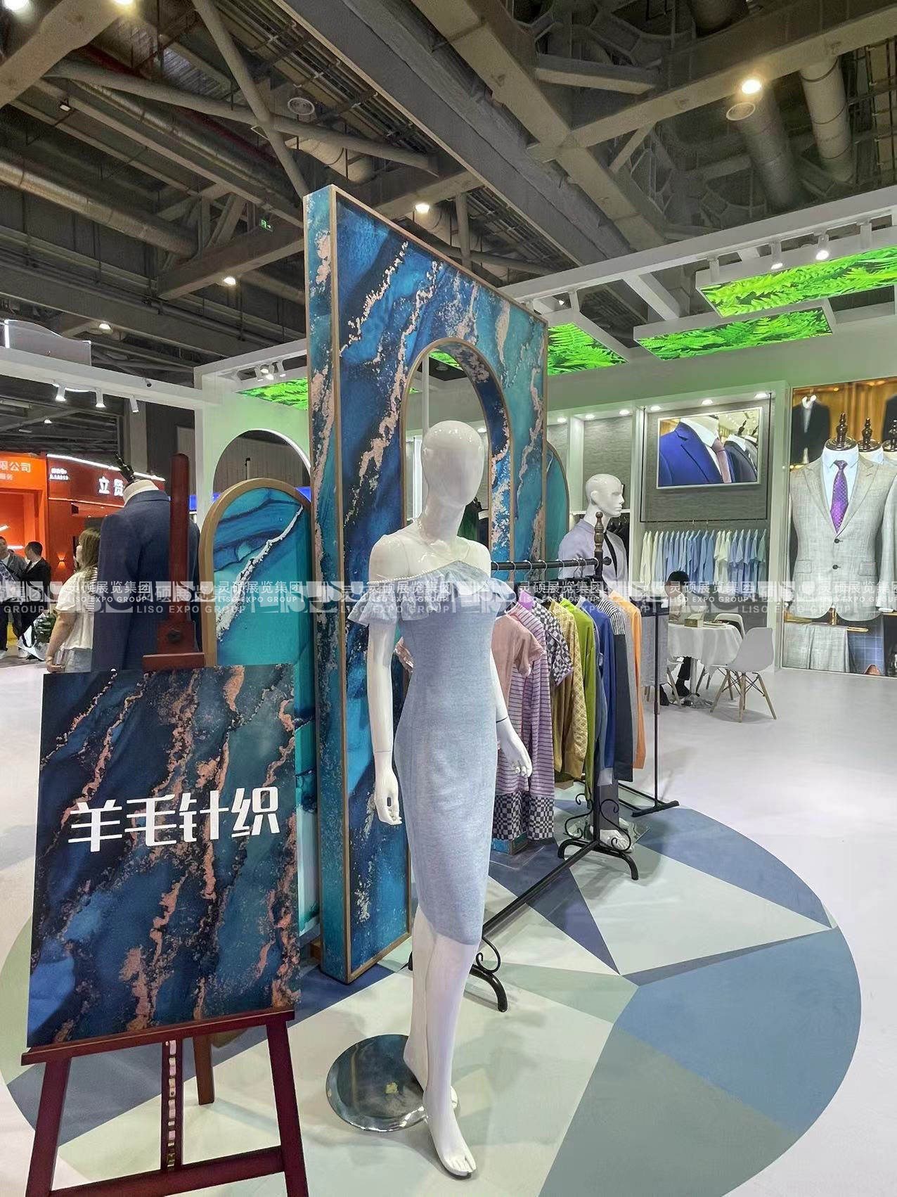 校服展展台搭建案例-箭鹿集团